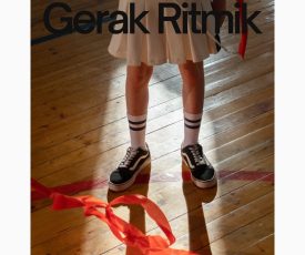 Biru dan Putih Modern Lomba Renang Spesial Hari Olahraga Nasional Instagram Story (2)