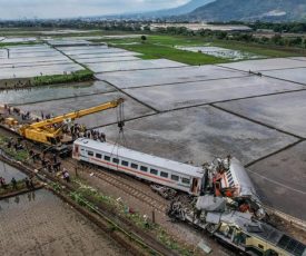 potret-alat-berat-dikerahkan-evakuasi-kereta-kecelakaan-di-cicalengka_169 potret-alat-berat-dikerahkan-evakuasi-kereta-kecelakaan-di-cicalengka_169